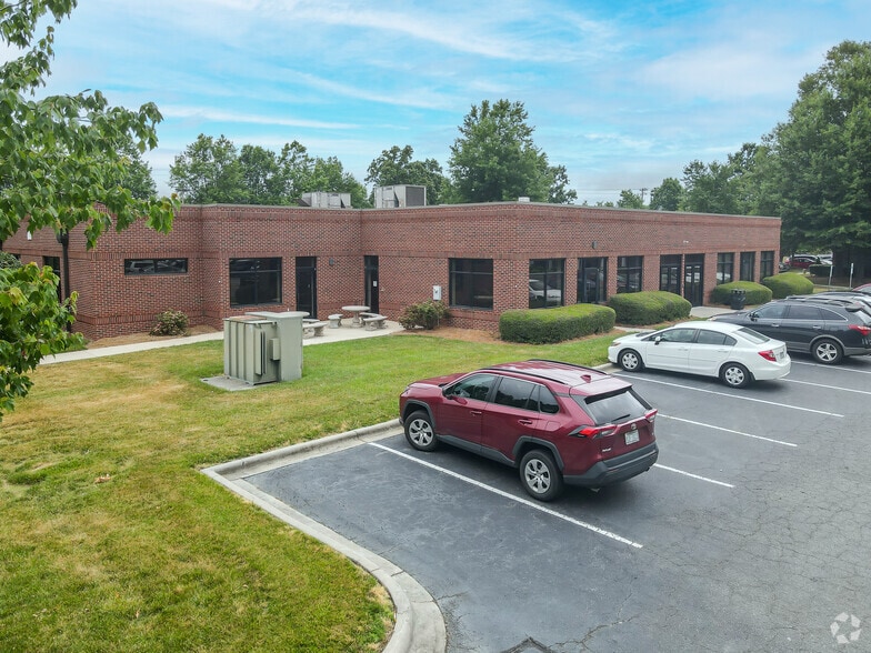 More Photos Of 10320 Mallard Creek Rd, Charlotte Unknown For Lease