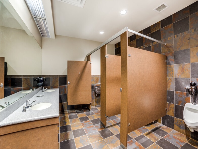 More Photos Of 2200-2202 Thousand Oaks Dr, San Antonio Office For Sale