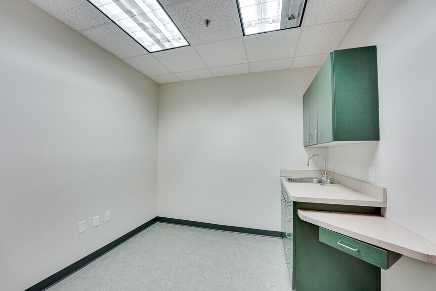 More Photos Of 712 1st Terrace Rd, Lansing Medical For Lease