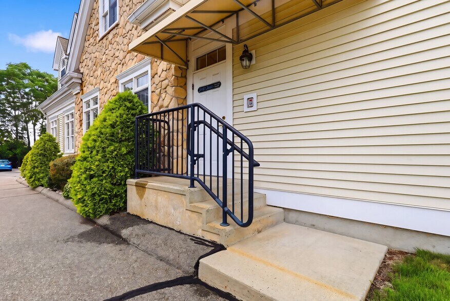 More Photos Of 166 S Broad St, Meriden Medical For Lease
