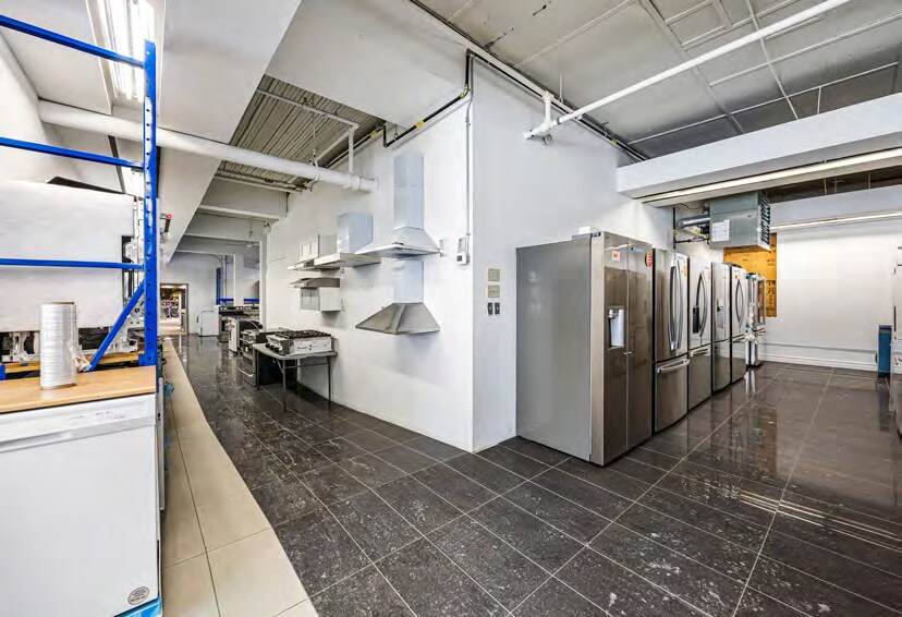 More Photos Of 126 Rue Jacques-Cartier N, St-Jean Storefront For Sale