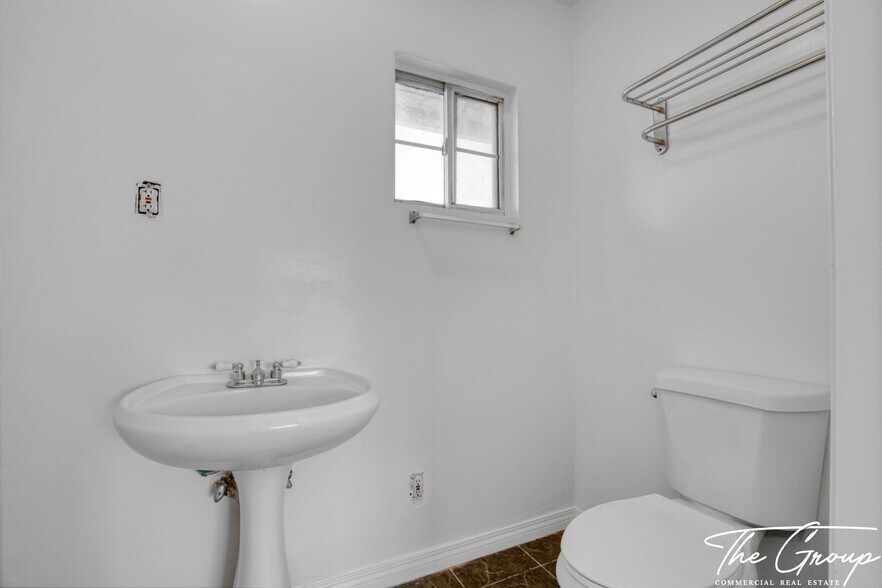 More Photos Of 856 W 47th St, Los Angeles Multifamily For Sale