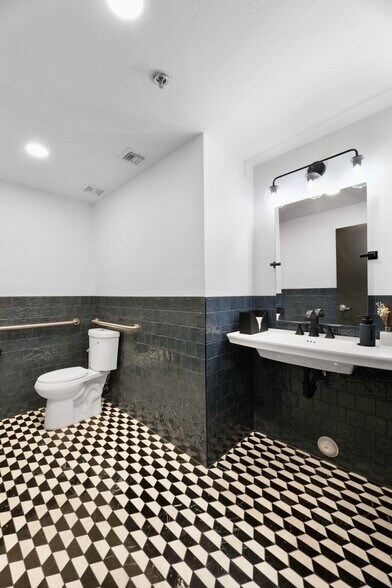 More Photos Of 5620 W Thunderbird Rd, Glendale Medical For Sale