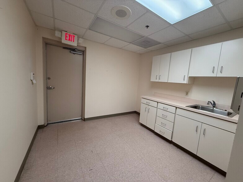 More Photos Of 9460 S Saginaw Rd, Grand Blanc Medical For Lease