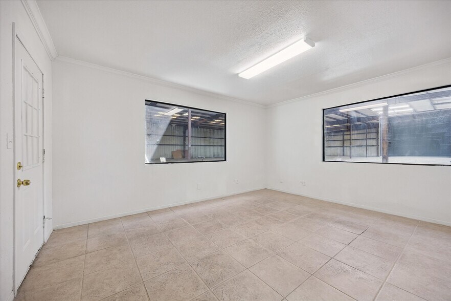More Photos Of 10631 Joseph Clayton Dr, Austin Warehouse For Lease
