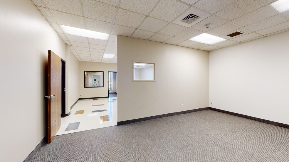 More Photos Of 25900 Greenfield Rd, Oak Park Office For Lease