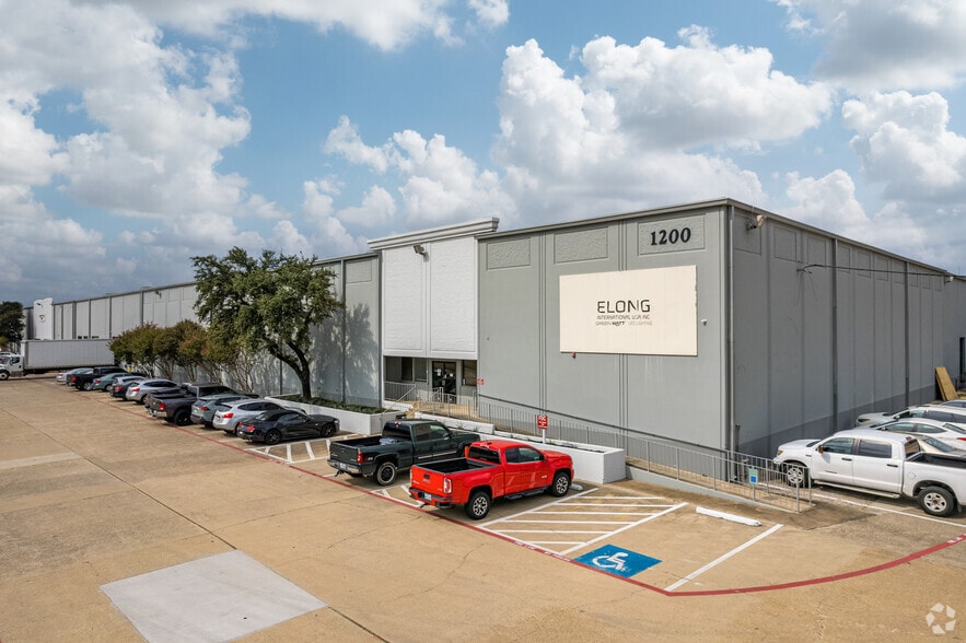 Primary Photo Of 1200-1210 W Crosby Rd, Carrollton Warehouse For Lease