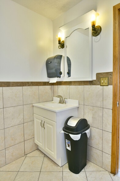 More Photos Of 3019 Parkman Rd NW, Warren Flex For Sale