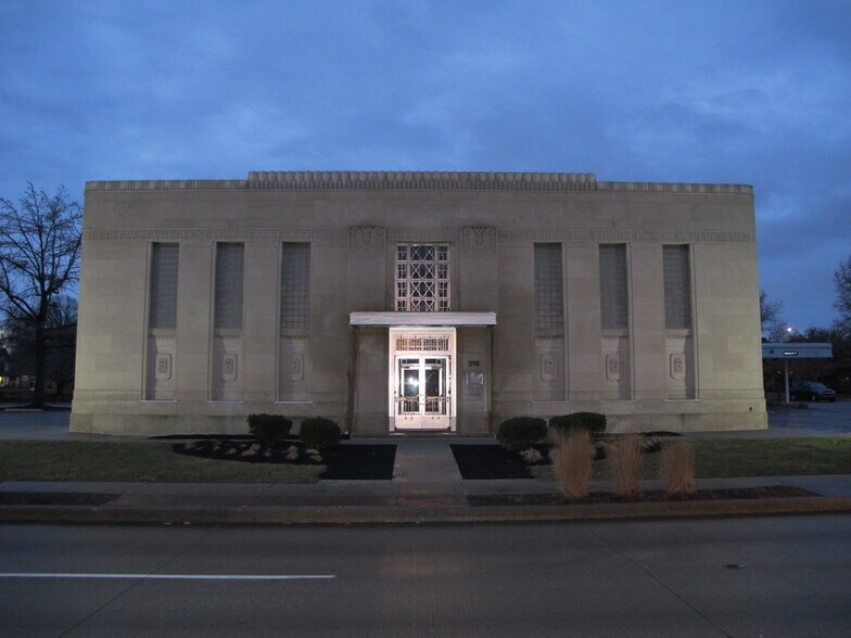 More Photos Of 215 E 38th St, Indianapolis Bank For Lease