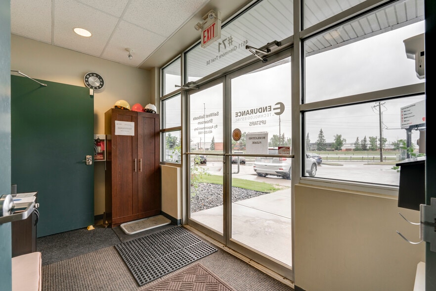 More Photos Of 4511 Glenmore Trl SE, Calgary Showroom For Sale