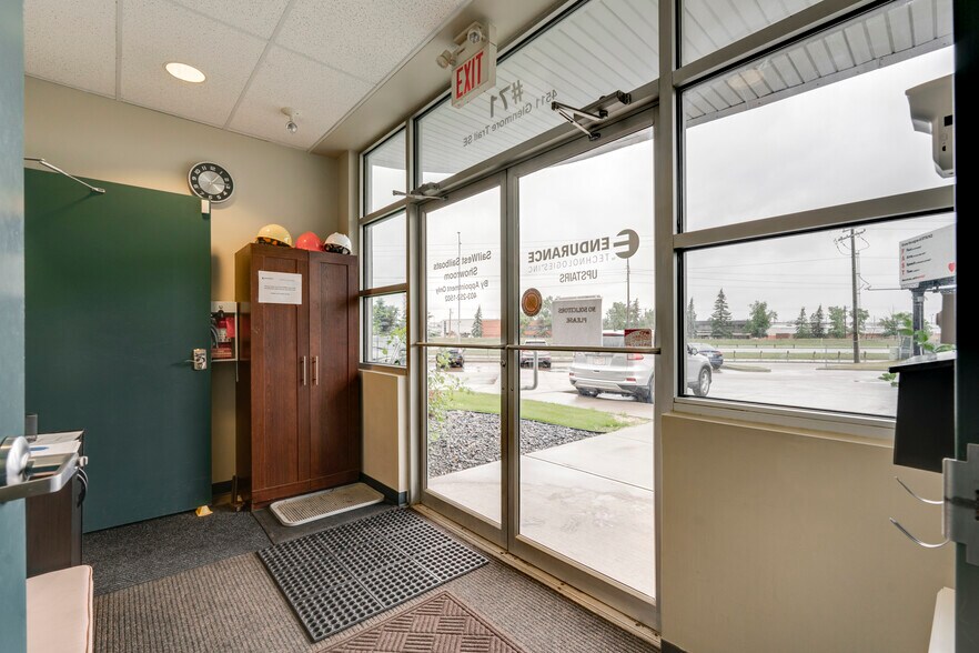 More Photos Of 4511 Glenmore Trl SE, Calgary Showroom For Sale