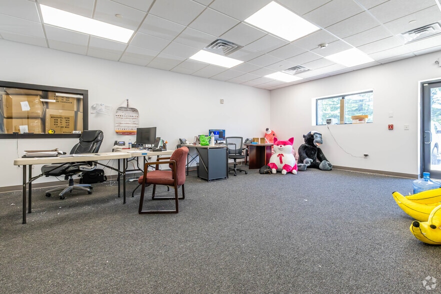 More Photos Of 1 Industrial Ct, Freehold Industrial For Lease