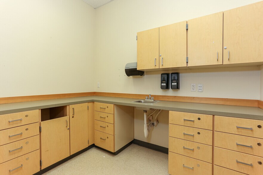 More Photos Of 2705 E Lincoln Ave, Sunnyside Unknown For Lease