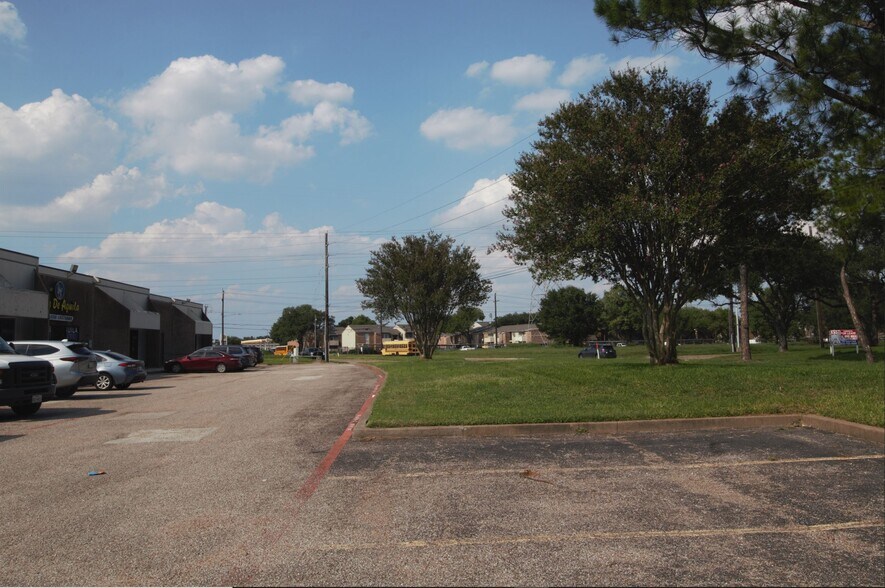 More Photos Of 10850 Wilcrest Dr, Houston Light Distribution For Lease