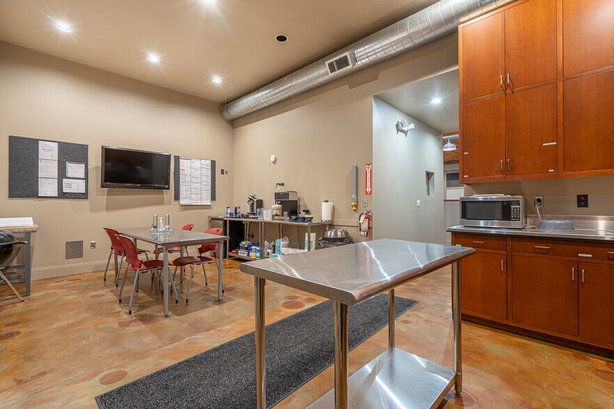 More Photos Of 1714 Broadway St, Vancouver Auto Repair For Lease