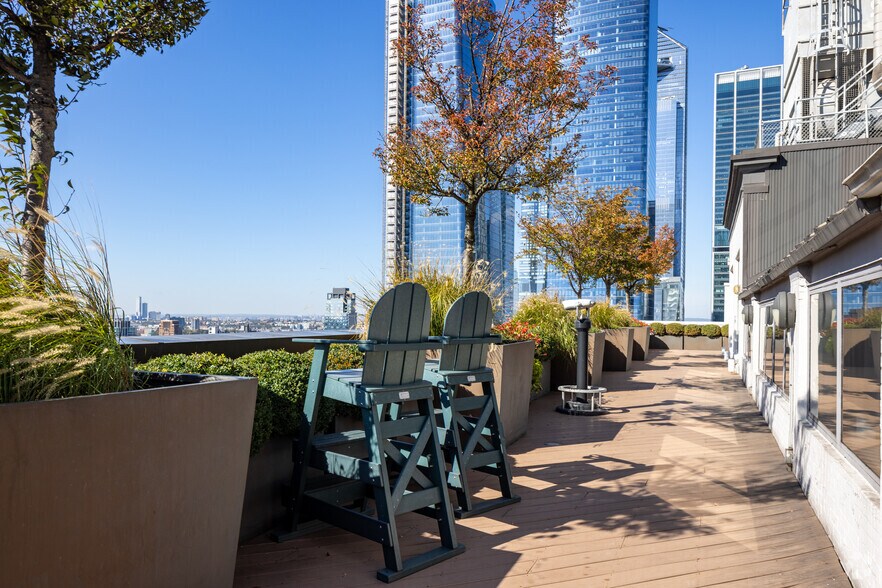 More Photos Of 5 Penn Plaza, New York Office For Sale