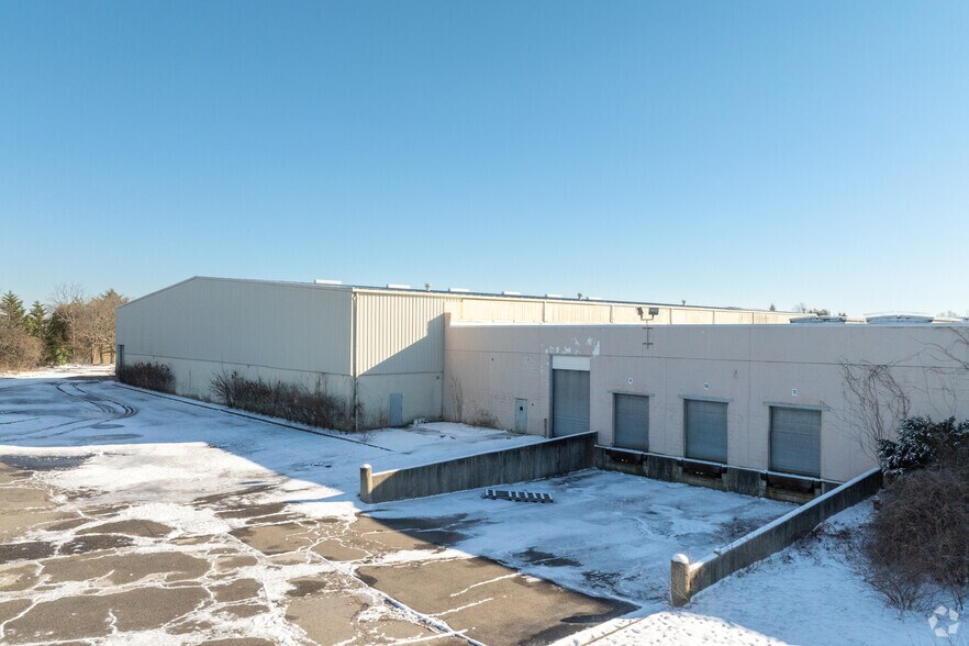 More Photos Of 1770 Walt Whitman Rd, Melville Distribution For Lease