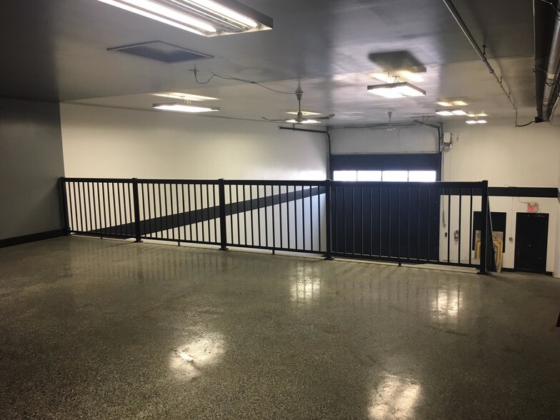 More Photos Of 974 Boulder Blvd, Stony Plain Warehouse For Lease