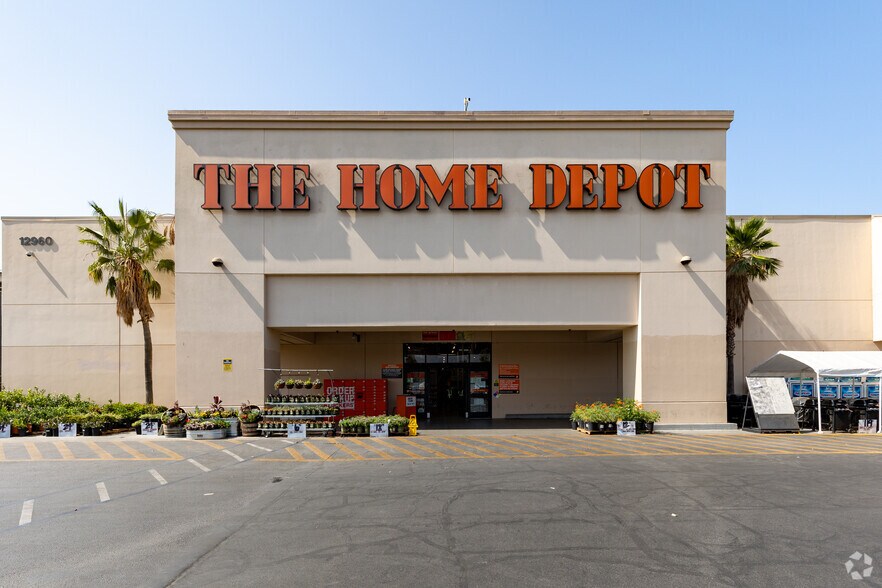 More Photos Of 12920 Foothill Blvd, Sylmar General Retail For Lease