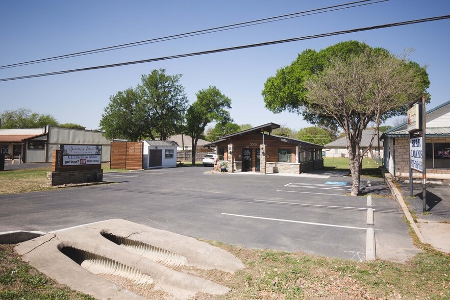 More Photos Of 2000 US Highway 281, Marble Falls Office For Lease