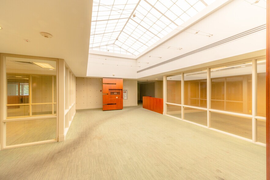 More Photos Of 5240 Poplar Ave, Memphis Office For Lease