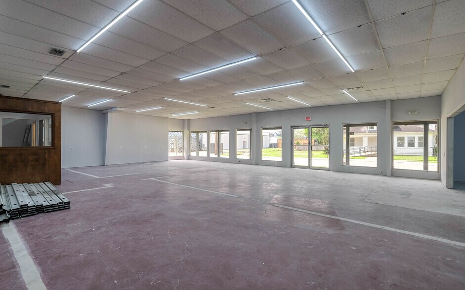 More Photos Of 1118 Smith St, Waller Showroom For Sale