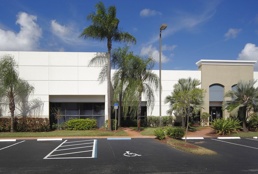 More Photos Of 776-858 S Military Trl, Deerfield Beach Research And Development For Lease