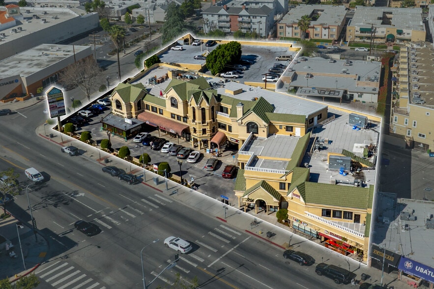 More Photos Of 18645-18663 Ventura Blvd, Tarzana General Retail For Lease