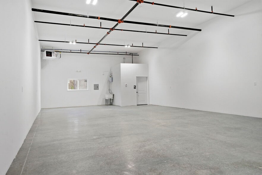 More Photos Of 46 Maple Ave, Schenectady Warehouse For Lease