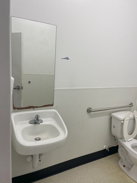 More Photos Of 44034 Highway 429, Saint Amant Freestanding For Lease