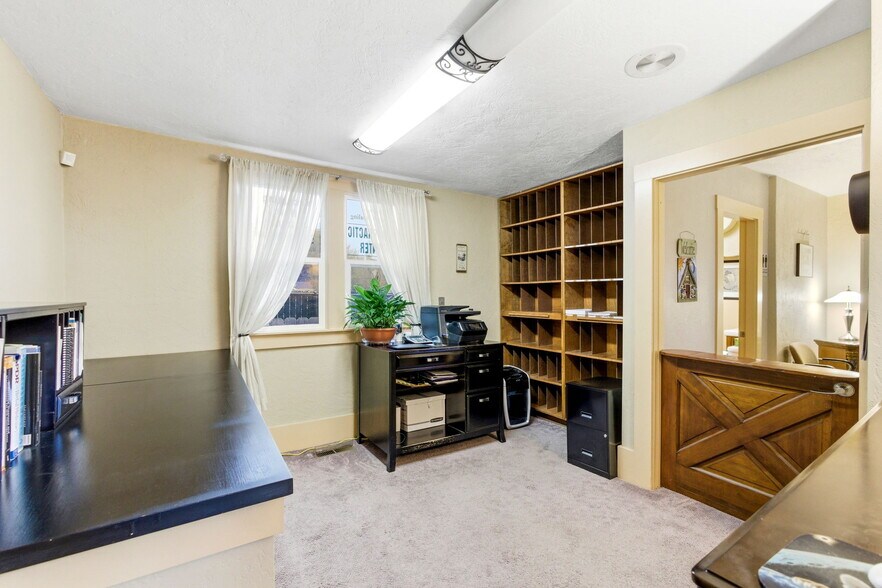 More Photos Of 830 Saginaw St S, Salem Medical For Sale