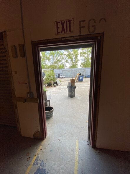 More Photos Of 18 Bay St, Brooklyn Flex For Sale