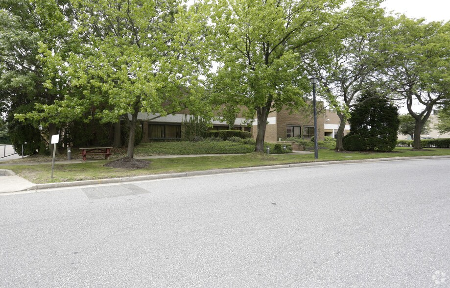 More Photos Of 81 Executive Blvd, Farmingdale Warehouse For Lease