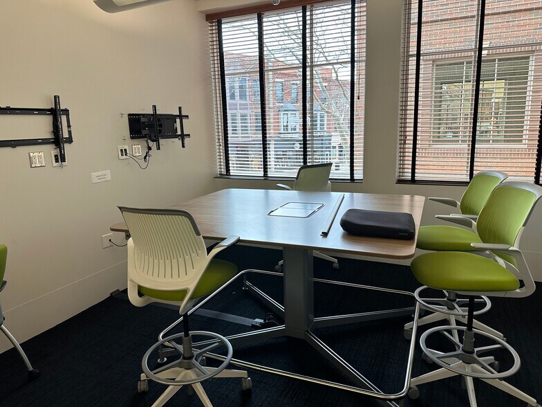 More Photos Of 85 E 8th St, Holland Medical For Lease