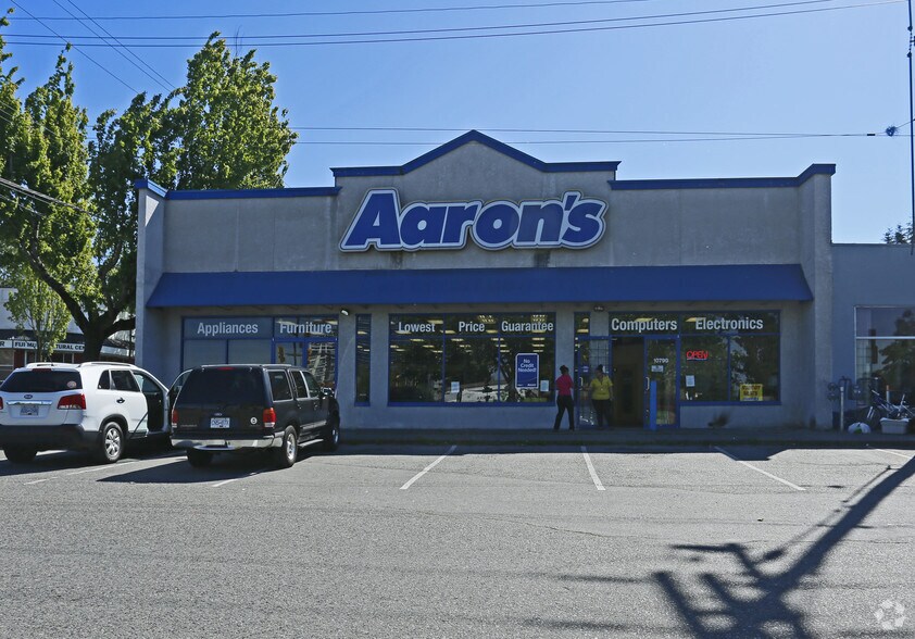 More Photos Of 10790 King George Blvd, Surrey Storefront For Lease