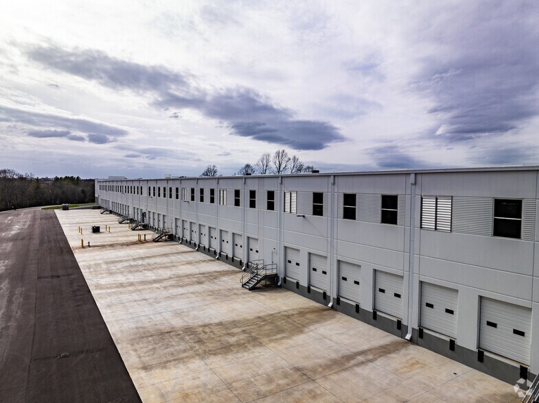 More Photos Of 122 Timberline Dr, Spring Hill Distribution For Lease