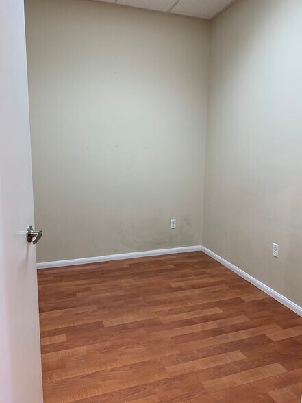More Photos Of 1371 W Warm Springs Rd, Henderson Unknown For Lease