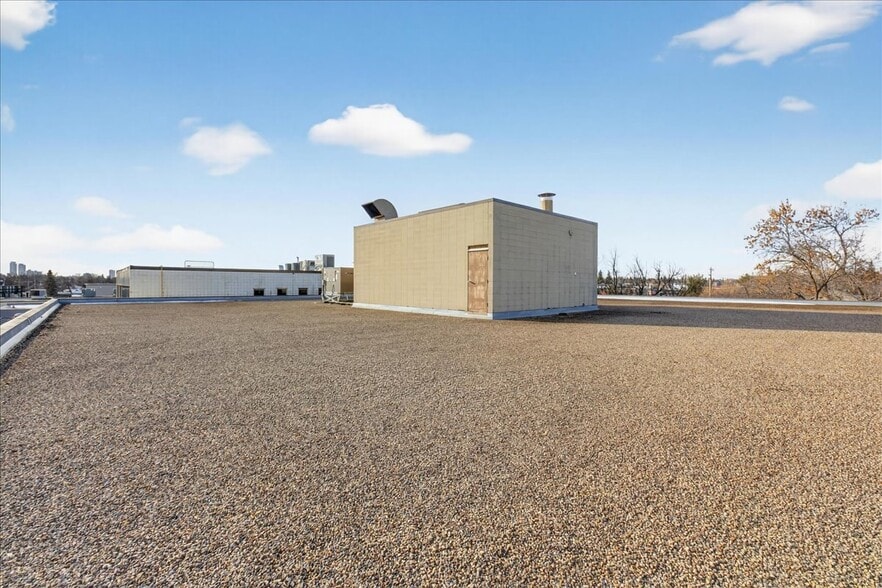 More Photos Of 11831 123 St NW, Edmonton Office For Sale