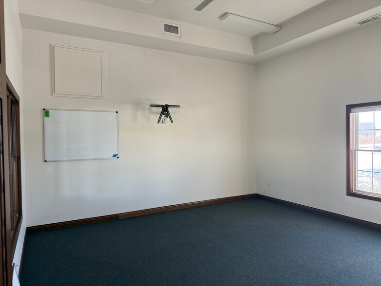 More Photos Of 517 Railroad Ave, West Des Moines Showroom For Lease