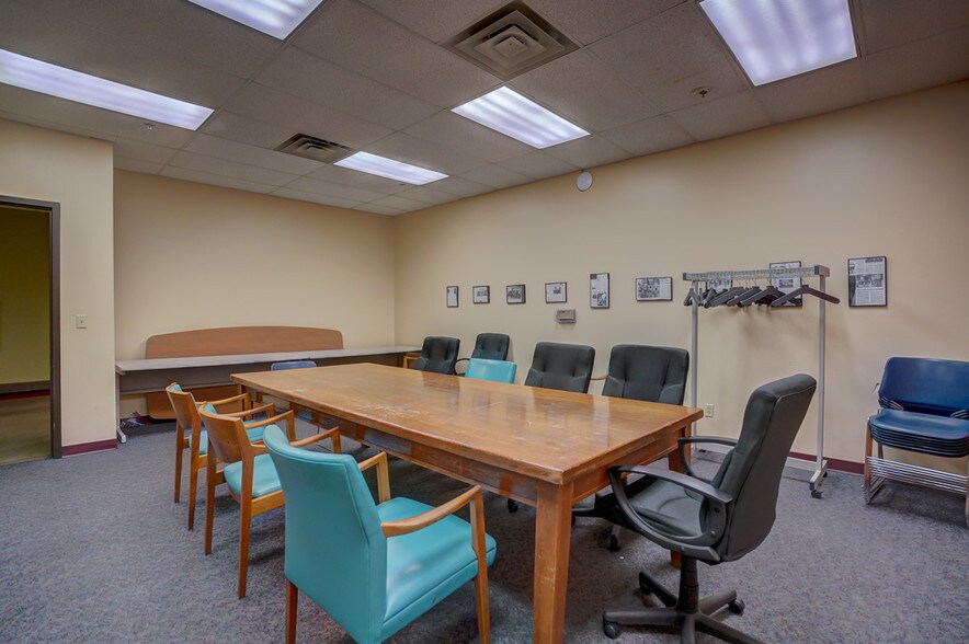 More Photos Of 931 E Main St, Madison Manufacturing For Lease