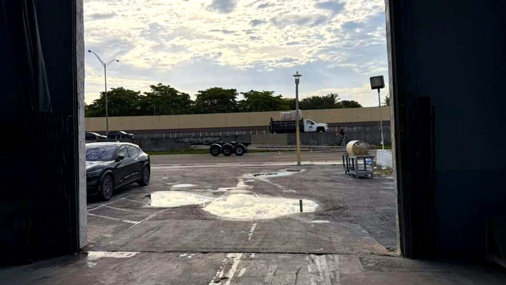 More Photos Of 13990 NW 6th Ct, Miami Warehouse For Lease