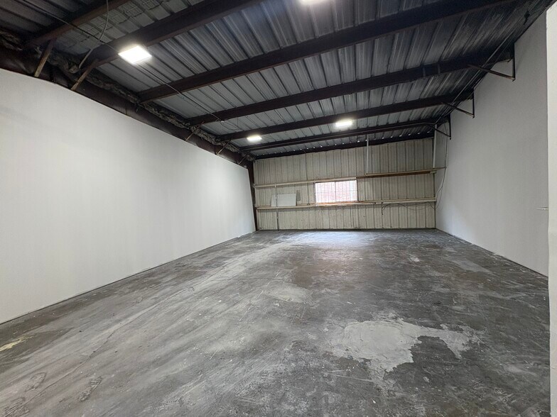 More Photos Of 13329 Veterans Memorial Dr, Houston Warehouse For Lease