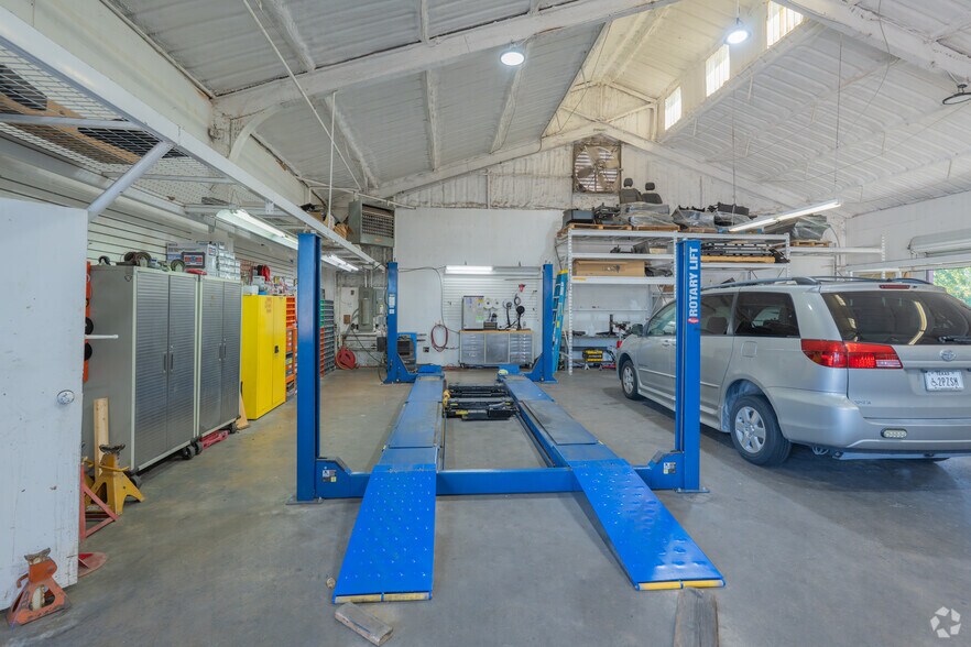 More Photos Of 2108 N Beach St, Haltom City Auto Repair For Sale