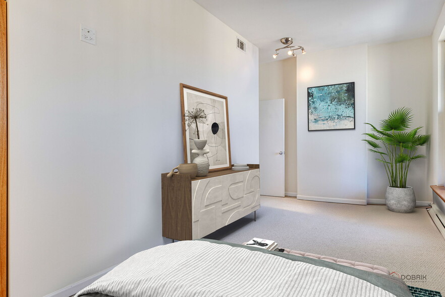 More Photos Of 902 W Newport Ave, Chicago Apartments For Sale