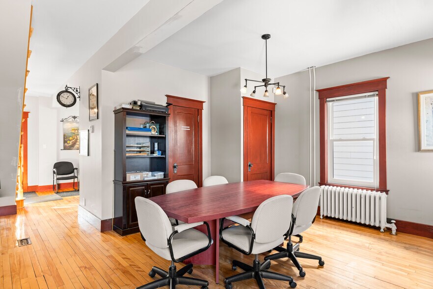More Photos Of 531 Rue Du Conseil, Sherbrooke Office For Sale