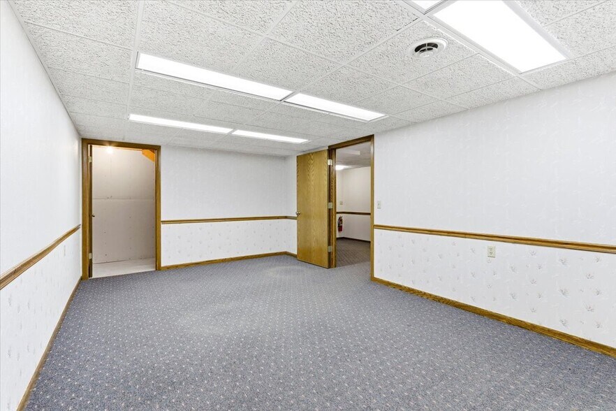 More Photos Of 1910 7th St S, Wisconsin Rapids Office For Sale