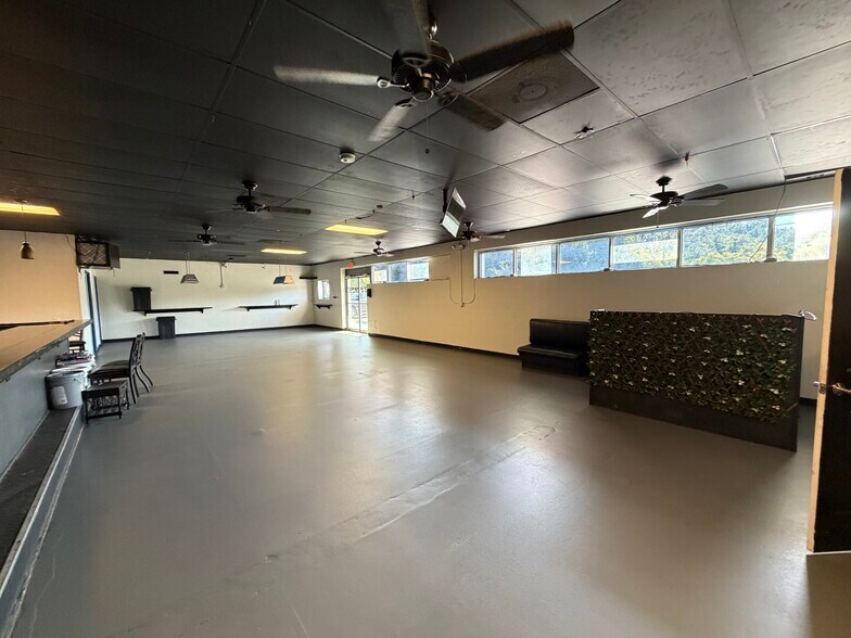 More Photos Of 2986-2990 S Sanford Ave, Sanford Freestanding For Lease