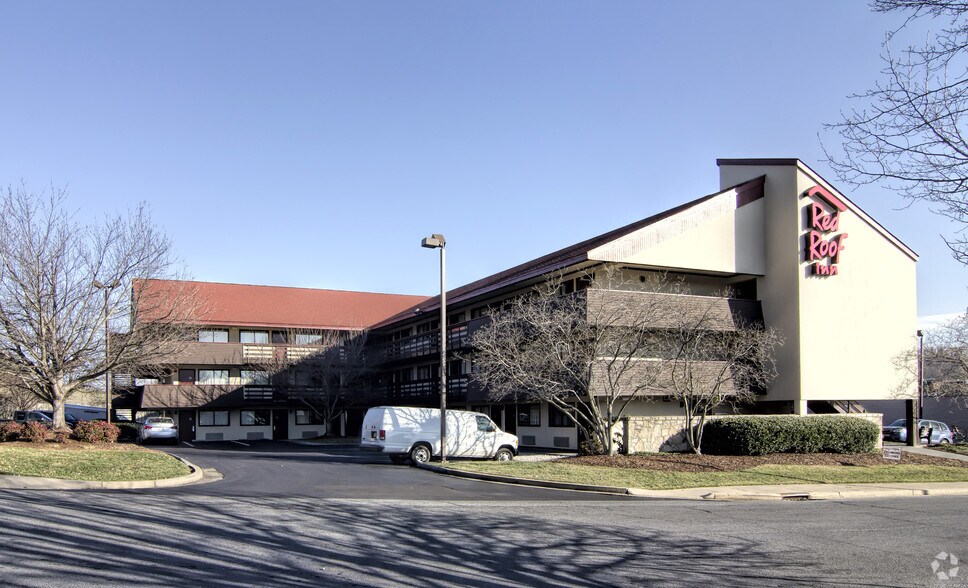 More Photos Of 210 Broyles Dr, Johnson City Hotel For Sale