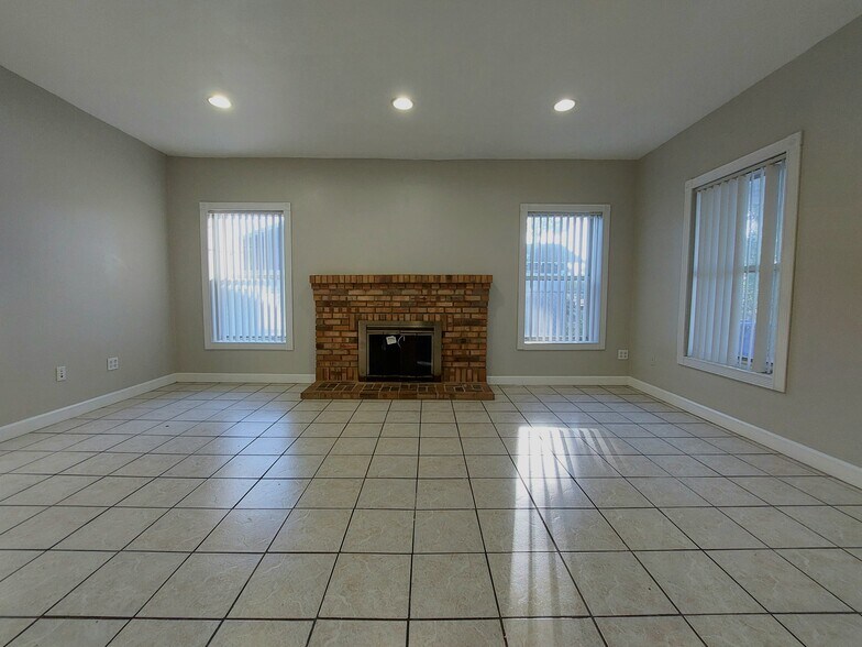More Photos Of 1329 E Main St, Lakeland Office Residential For Lease
