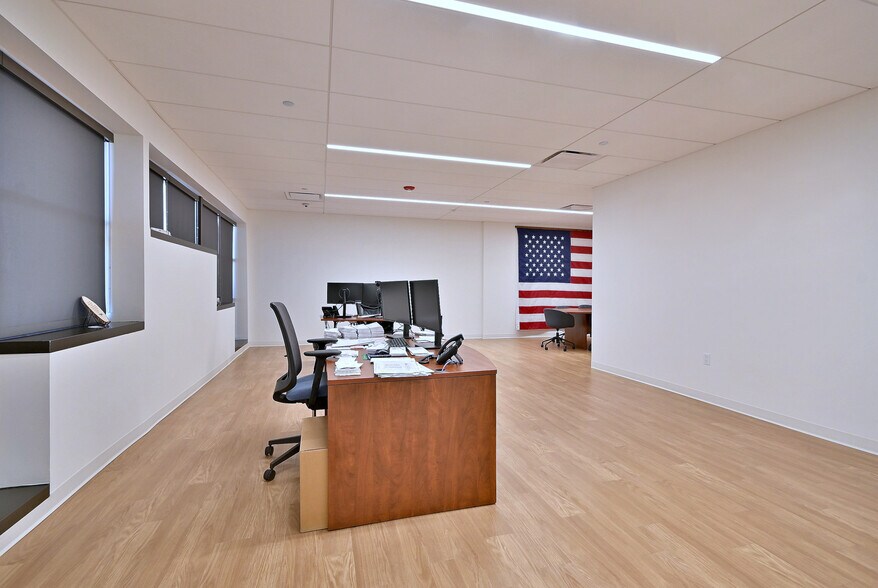More Photos Of 2100 W 21st St, Broadview Light Manufacturing For Lease